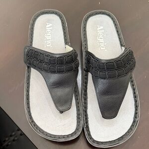 Alegria Black Thong Sandals with Textured Strap✨39 Sz 8 1/2 USA